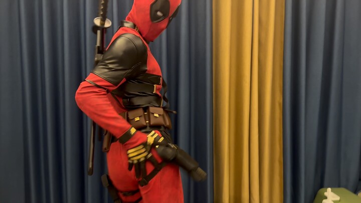 Sebagai cosplayer Deadpool, saya berhasil menarikan tarian pembuka Deadpool 3! Saya begadang semalam