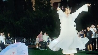 A college girl dressed in white danced on the playground, attracting onlookers. Netizens asked: Is t