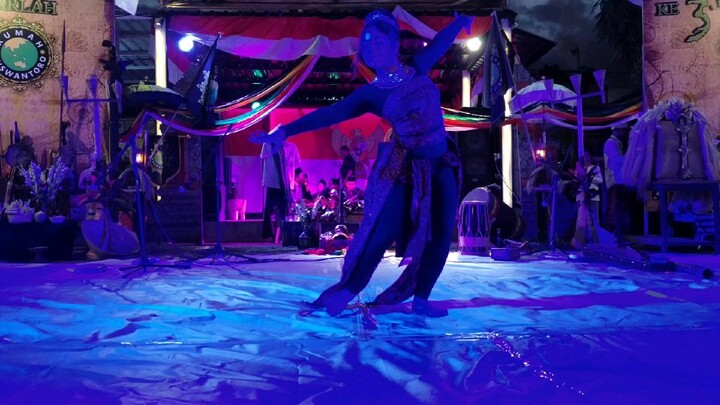 lemah gemulai saat dia menari