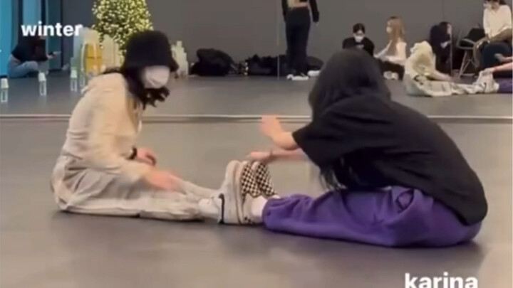 Câu chuyện trên Instagram của tiền bối Taeyeon cập nhật: "Tôi thích các cô ấy quá, có chuyện lớn rồi