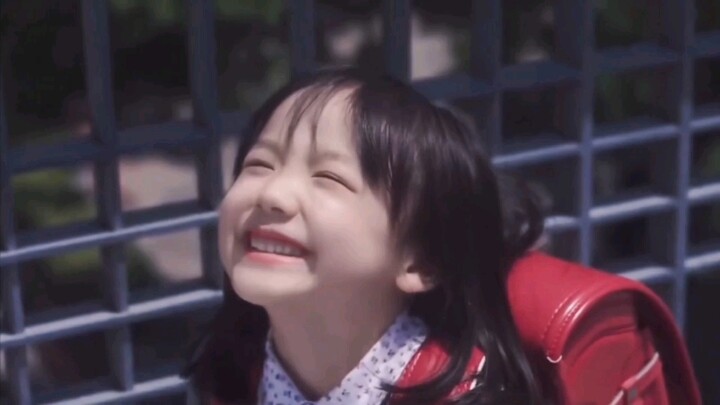 Holy crap! She's so adorable that even Takuya Kimura standing right next to her is completely at a l