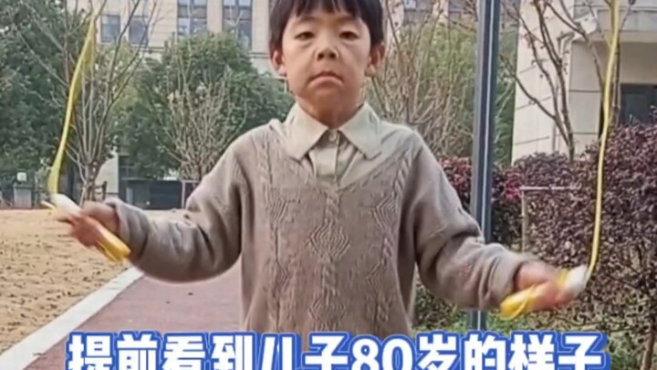 قفز الحبل جعل الأطفال يبدون وكأنهم كبار في السن — لأول مرة أرى هذا العدد الكبير من الأطفال الكبار!