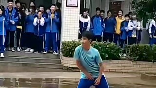 Ikun appears in public at school