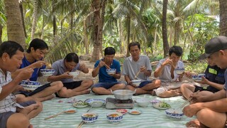 Mời Hết Anh Em Thợ Hồ Ở Lại Dùng Món Bánh Canh Giò Heo Mẹ Làm Ăn Lấy Thảo | TKQ & Family T969
