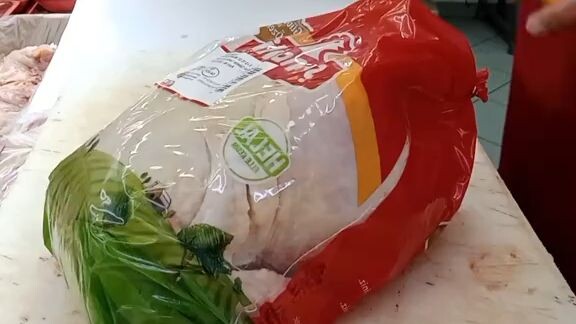 Anh đầu bếp chỉ mất chưa đến hai phút đã xẻ xong một con gà: chặt khúc, rút xương, lột da… chỉ biết 