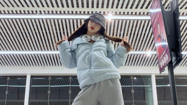 Who could say no to filming a video during a delay? Savage — aespa, Xiao Zhazha, I’ve missed you!