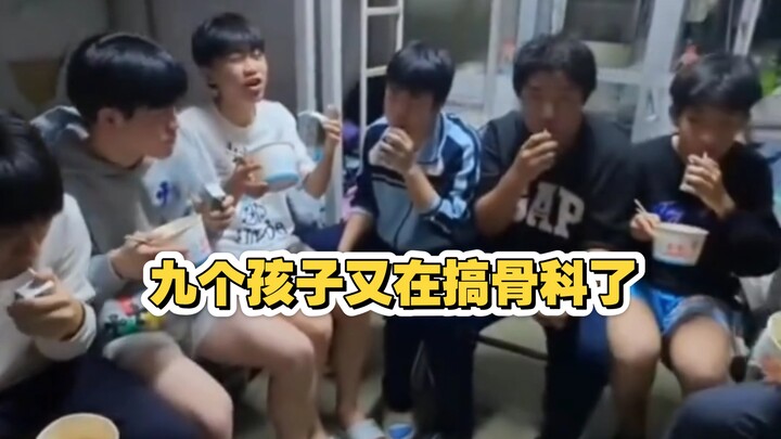 “Chín đứa trẻ” tan học buổi tối cứ náo loạn đòi ăn, ăn xong mới thấy thoải mái.