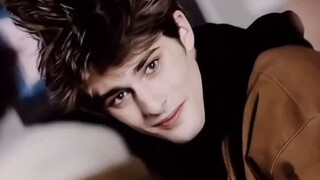 فولدمورت ذو الأنف لا يستطيع فقط التسلل، بل يمكنه أيضًا غزو قلوب الجميع.