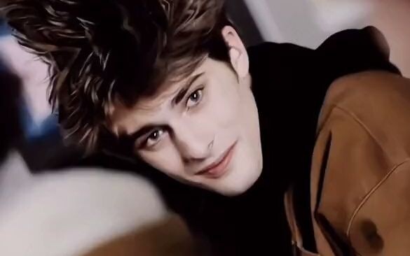 فولدمورت ذو الأنف لا يستطيع فقط التسلل، بل يمكنه أيضًا غزو قلوب الجميع.