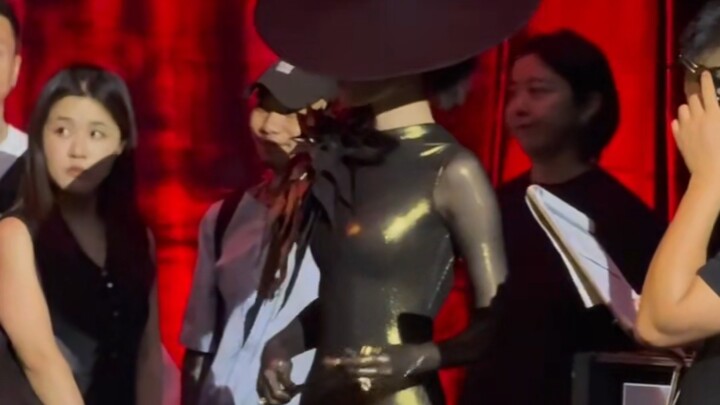 Baru aja nemu sedikit cuplikan Yehua latihan di belakang panggung sebelum naik ke panggung, nih liha