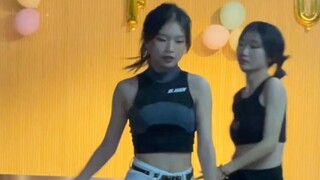 ชุดสุดอลังการ! | ภาควิชาภาษาต่างประเทศ ปฐมนิเทศภาษาอังกฤษ Kill This Love Niwei cut