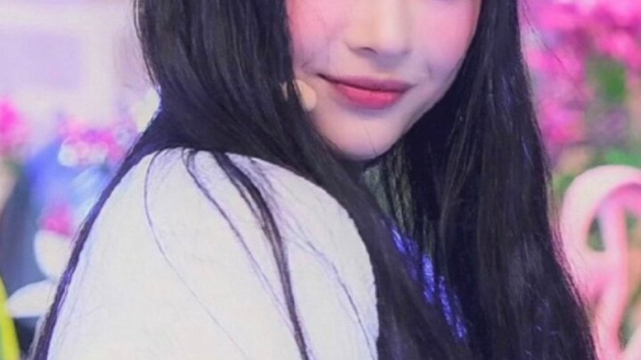 Gadis manis asal Vietnam yang sudah mahir mengendalikan ekspresi sejak debutnya