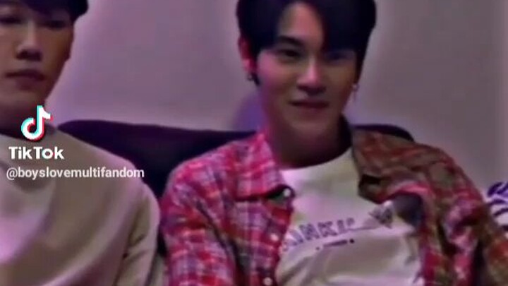 When Vee feeling hot while watching hot scene with Mark 🥵 #LoveMechanics