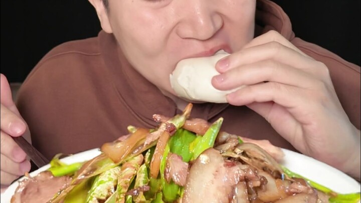 لحمة خنزير مخللة قرب انتهاء صلاحيتها بخصم 50%، قُلِّيت في مقلاة ببهارات حارة ولزجة لطبق كبير، ومذاقه