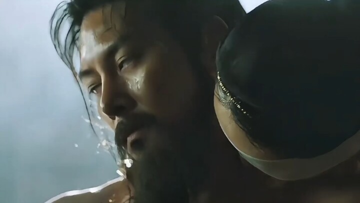 عاد الملك من ساحة المعركة إلى القصر، فقامت مجموعة من الخادمات بعلاج جروحه بطريقة فريدة.