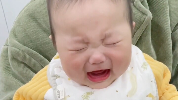 Seberapa hebat reaksi si bayi setelah dicium ayahnya?