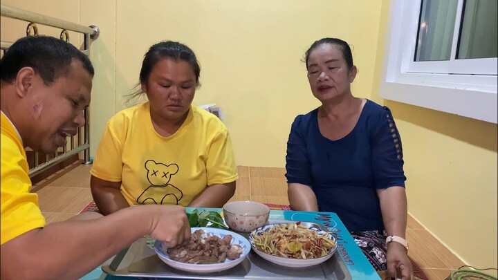 เขยลาวตำบักหุ่งเผ็ดๆกินกับปิ้งแบ้ปิ้งแพะคุยกันไปตามประสาแม่ลูกจ้า5/09/65