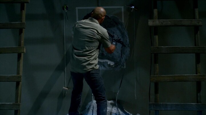 Prison Break Season 4, Episode 11: Hardcore! An electromagnetic rod demolishes a reinforced concrete