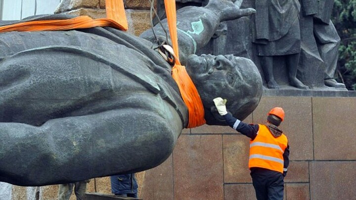 ☭Liệu những gì họ đạp đổ chỉ là từng bức tượng thôi sao?☭