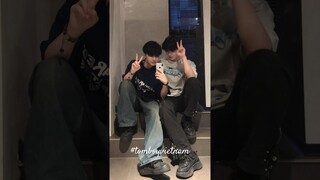 Có Hai Chị Gái Đẹp Trai || Nslikey x 何小典