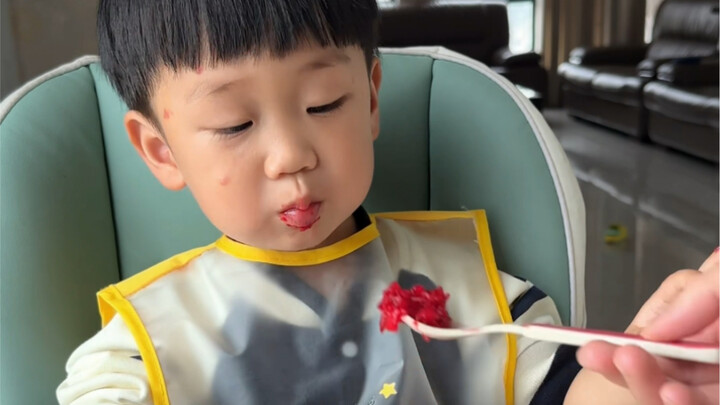 لماذا تختار البعوضة دائمًا السيد دا لانغ لتقرصه؟ اليوم سأتناول وجبةً مكونةً من حزمة دم، وبعد الأكل س