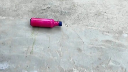 ช่วงเวลาคลายเครียดสุดมันส์กับการกลิ้งขวดบนบันได