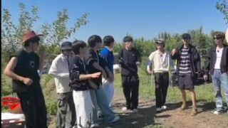 [عشرة أيام من العمل الجاد] رقص الأخ الأكبر رقصة شينجيانغ بشكل جيد، وبذل الحمام الآخر قصارى جهده أيضً