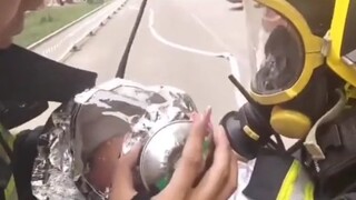 نحن جيدون في إطفاء الحرائق، لكن حمل طفل هو أمر غير مألوف إلى حد ما.