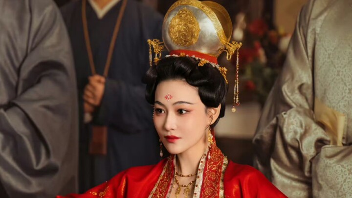 Hilarious! Who says this actress can’t pull off a poor character? The headpiece in her new drama has