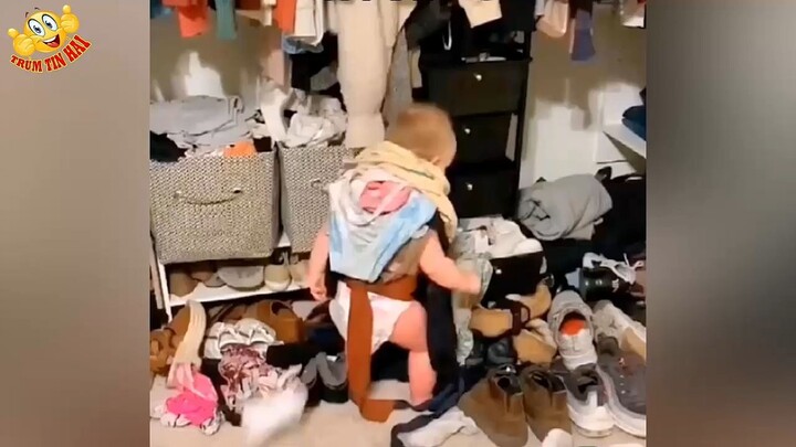 Đố bạn biết thằng bé tìm cái gì