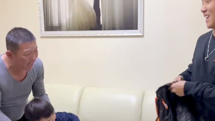 Ayahku ulang tahun, “hadiah” dari pacarku membuat ayahku sangat terharu