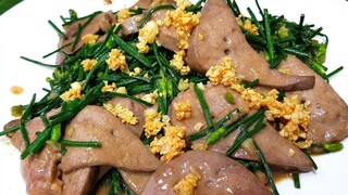 930 ตับผัดดอกไม้กวาด ตับนุ่ม ไม่ดำ ไม่คาว Stir Fried Garlic Chive Flowers with Pork Liver