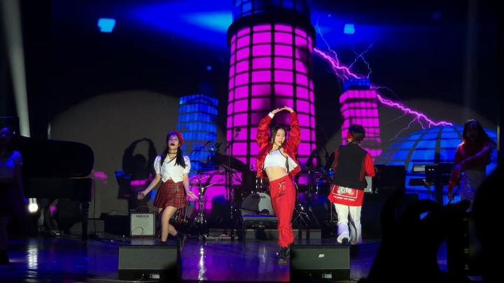 การแสดงเต้นคัฟเวอร์ภาษาจีนของสาว UH-OH Nanyi ได้รับความนิยมอย่างมาก!