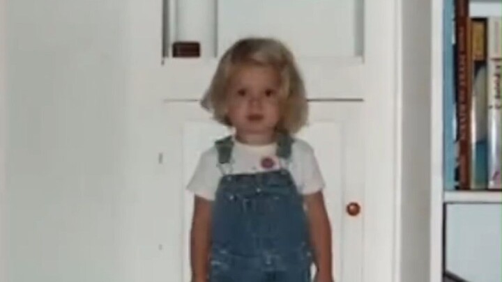 The parents insisted on taking a photo of their daughter every week to record her growth. They didn'