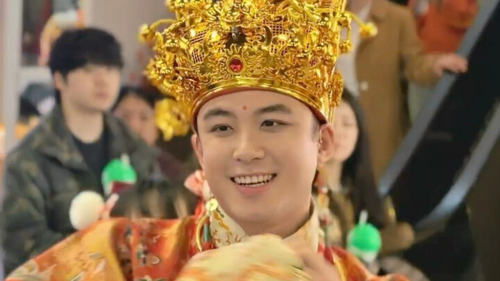 ดูแล้วก็รู้เลยว่าเป็นเด็กผู้ชายที่มีบุญวาสนาดีมาก