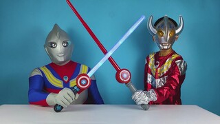 Ultraman asli membawakan Ozawa mainan sparring villain dan mainan pedang laser, yang sangat menyenan