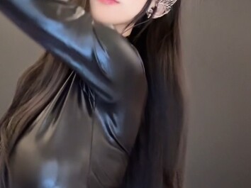 แมวน้อย (ยูมิดุมาก) ชุดหนังรัดรูป เต้นเก๋ไก๋