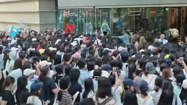 The Foundation Commander Leads His Troops in a General Assault on Nanning MixC World