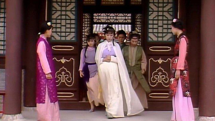 The way she walks is simply a textbook example of proper posture in historical dramas.