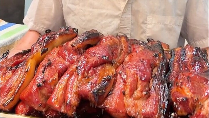 You’ll always find it in Hong Kong: all kinds of rich, succulent, and glistening roast meats!