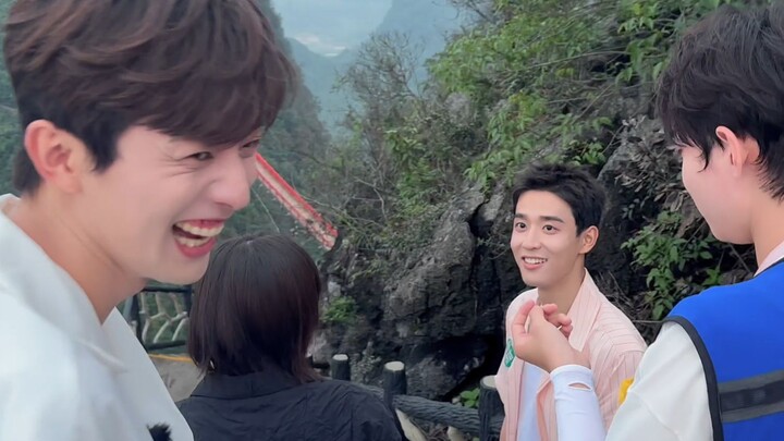 Cười bò luôn! Đây đúng là hội bạn thân mà, mọi người chẳng cần phải kiêng dè cảm xúc gì cả, ha ha!!