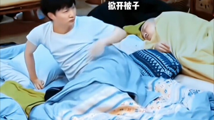 โจวเซินตื่นนอนแค่ 4 ขั้นตอน: 1. เงยหน้าดูรอบๆ 2. นั่งเหม่อ 3. ดึงผ้าห่มออก 4. ลุกขึ้นนั่ง