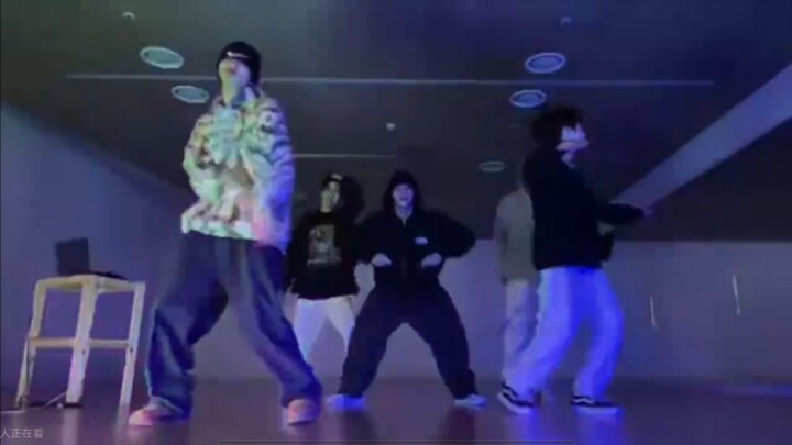 Li Xiangyuan does a mic drop.