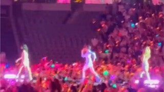 孫彩瑛忘記回主舞台就這樣邊唱邊跑回去哈哈哈［220514TWICE LA場］