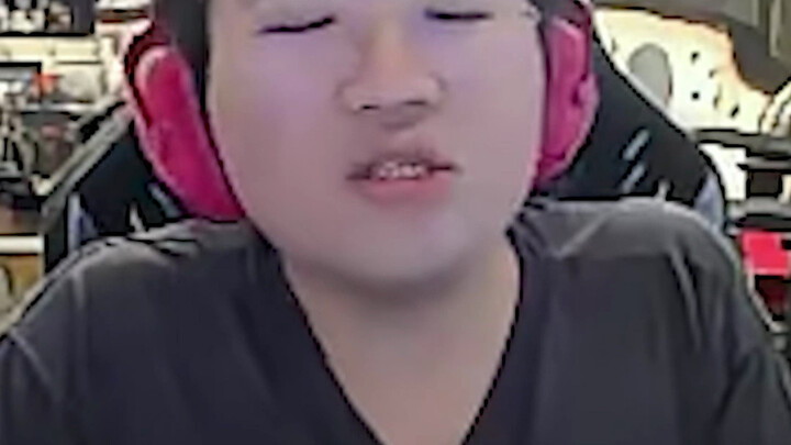 اشترى هواوي ثلاثي الطيّ بسعره الأصلي، وبعد استلامه بدأ يستعرضه بفخر شديد، وفرحته كانت عارمة لدرجة أن