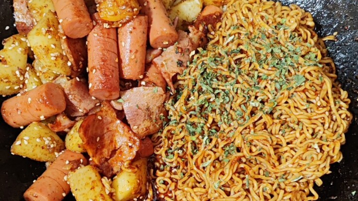 Today I’m making cumin potato and ham拌面 for my mom!