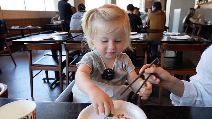 24-month-old foreign child eats Chinese food for the first time (funny)