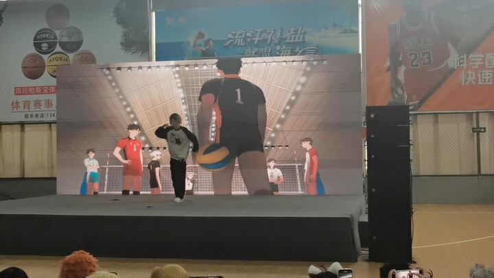 แมวบดไฟแรงทรงผมแสกข้าง! บันทึกเวทีของครูซีกวาขณะแสดงที่เฉิงตู