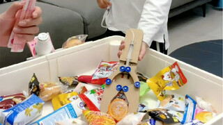 صنعت آلة لصيد الوجبات الخفيفة من صناديق الشحن، وحاولت الصيد ثلاث مرات مقابل مئة يوان، لكن في النهاية