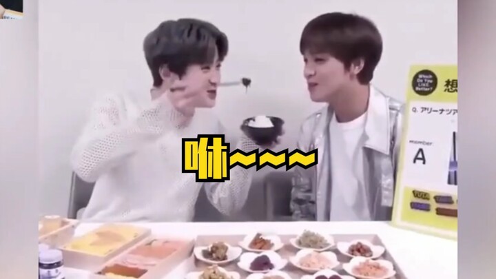 Face Brother’s one-of-a-kind way of feeding his kid!!! Hahaha, practice makes perfect!